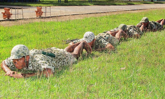 Luyện tập cơ động áp sát mục tiêu.